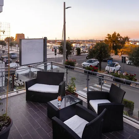 Bed & Breakfast Lo Scoglio - E Movida 3*